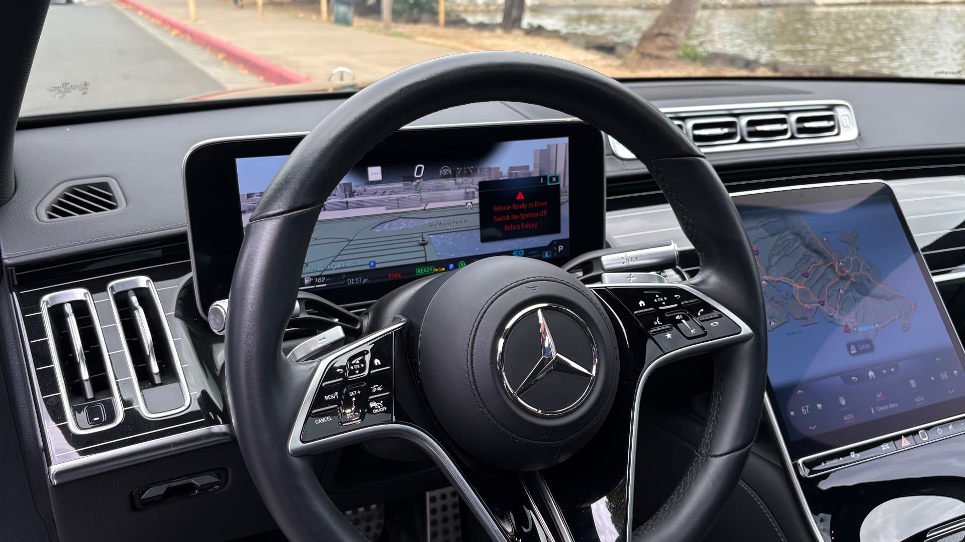 MERCEDES-BENZ S 580 — Driver cockpit