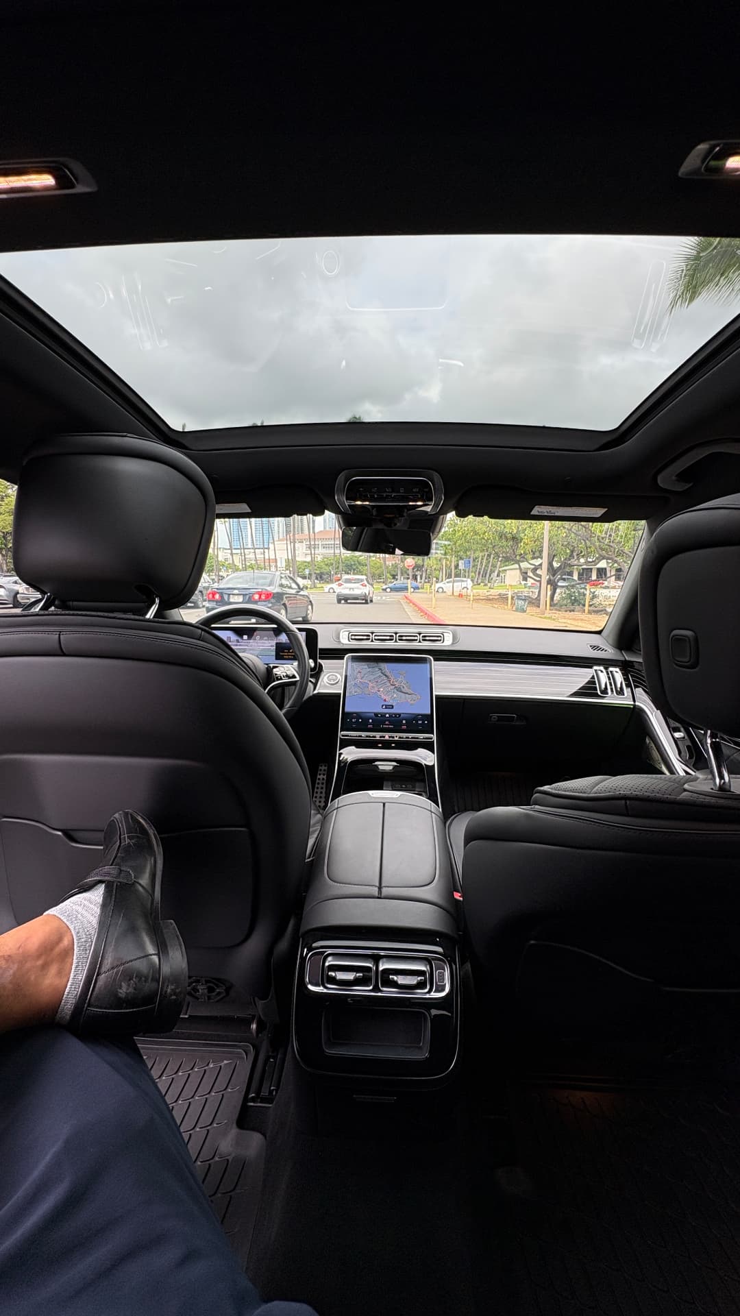 MERCEDES-BENZ S 580 — Rear cabin view